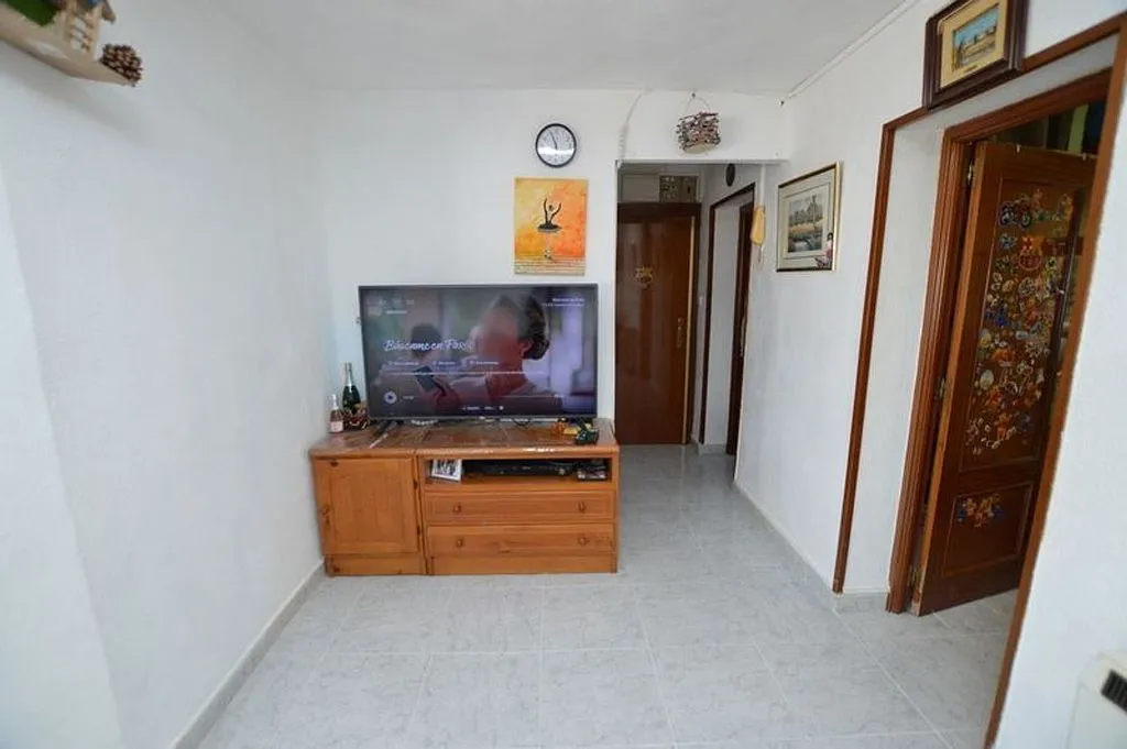 Esik - 2-Bed Apartment with Air Conditioning in Arcos, Madrid