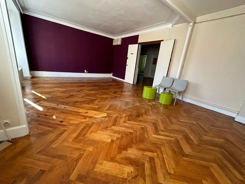 Séjour - Appartement de 8 Pièces avec Terrasse en Centre-Ville