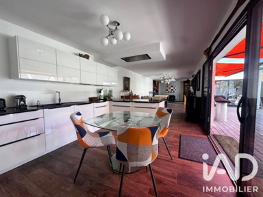 Kitchen - Contemporary Villa with Pool in Batz-sur-Mer