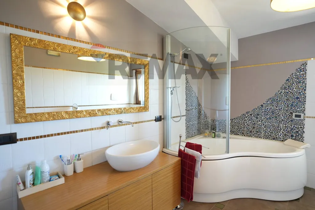 Bathrooms - Bifamiliar Villa with Garden in Lanciano