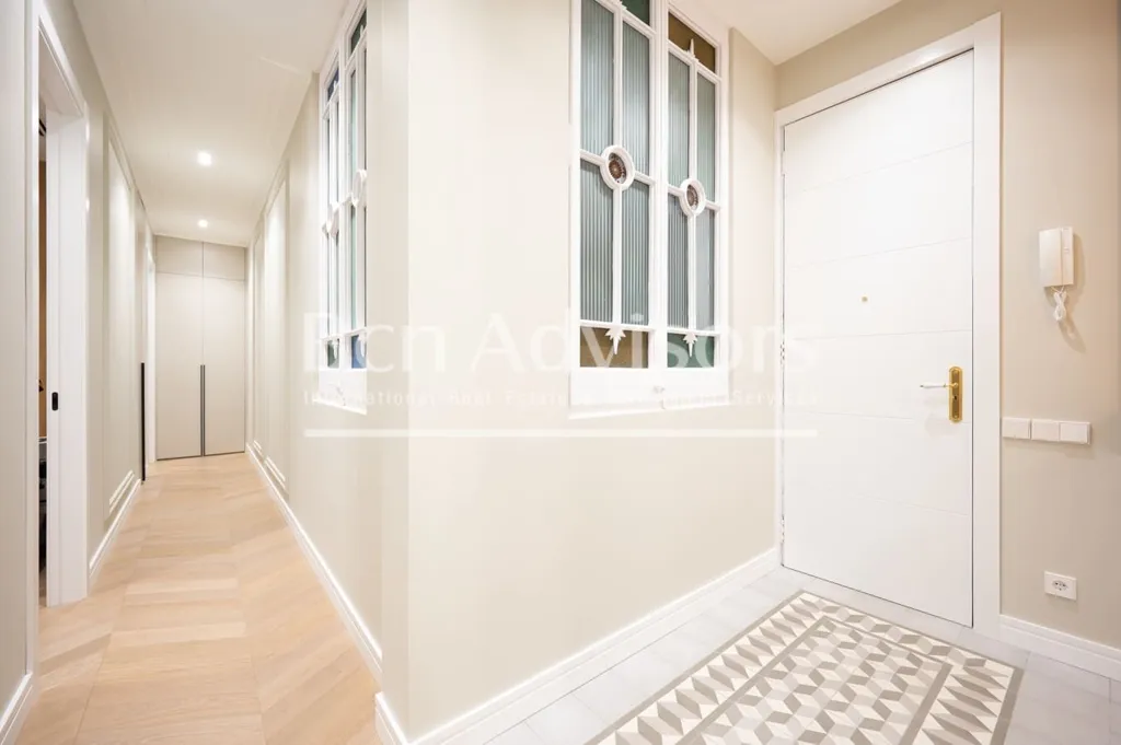 Esik - Refurbished Apartment with City Views in Dreta de l'Eixample