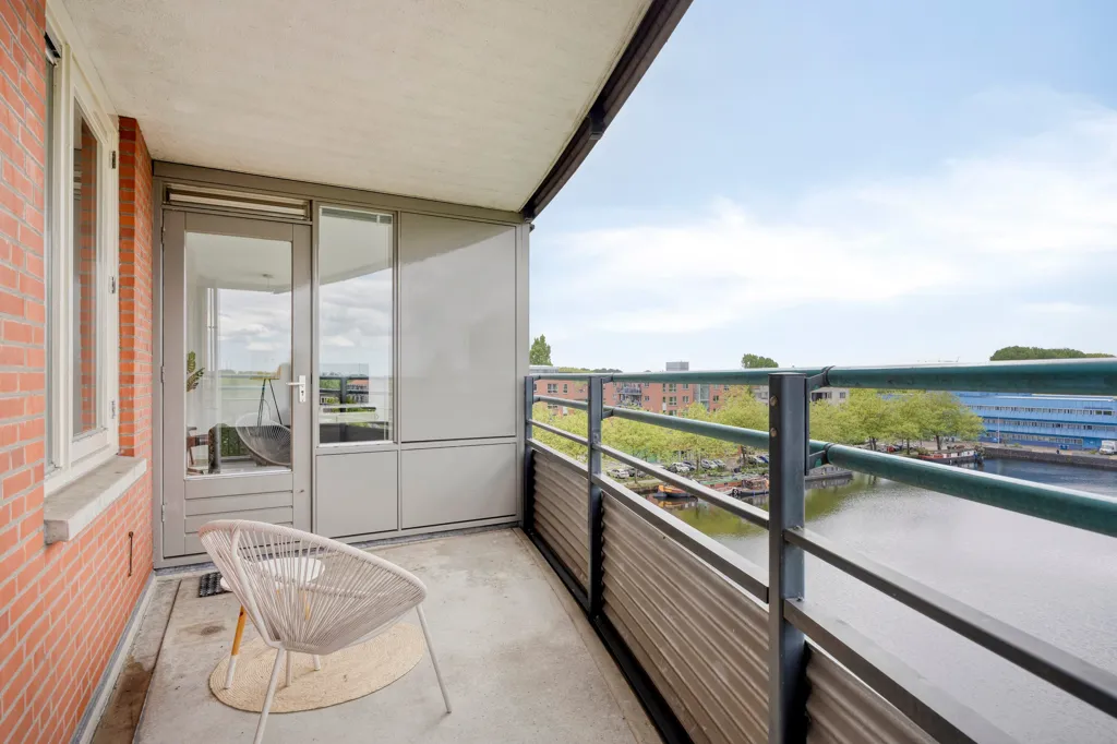 Balcon - 4-Bedroom Gallery Flat with Balcony in Green Area