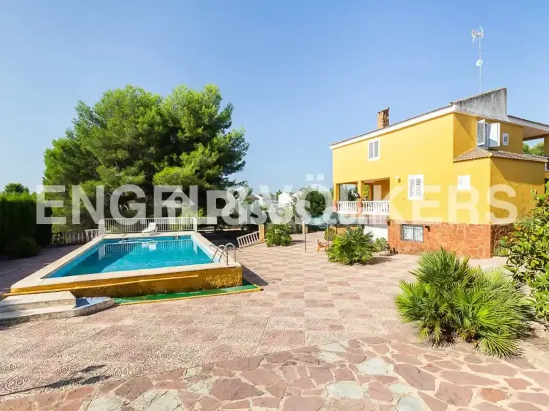 Piscine - Rustic Chalet with Pool in Montserrat