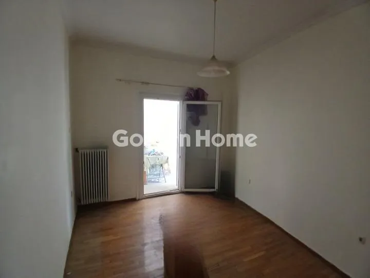 Soggiorno - Apartment with Balcony in Upper Patissia
