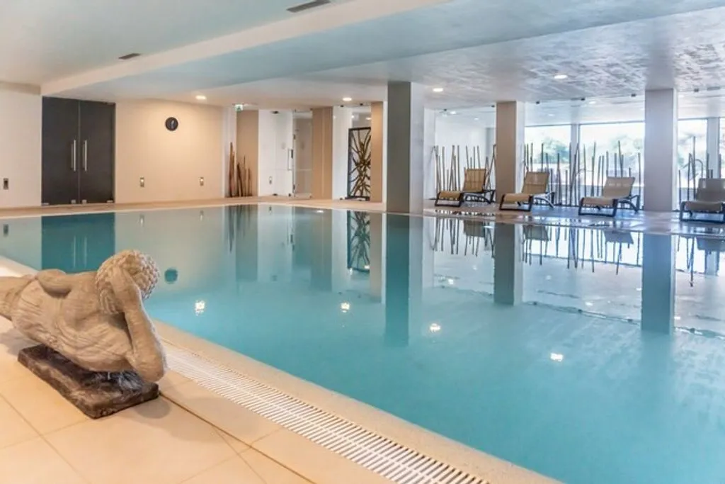 Piscine - Two-Bedroom Apartment with Pool in Lagos