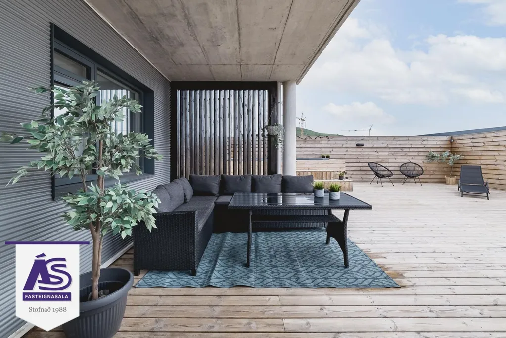Terrazza - Newly Built Duplex with Garden in Skarðshlíð