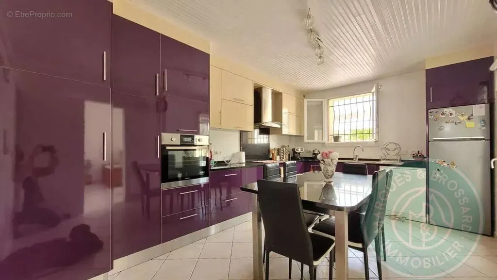 Cuisine - Maison Familiale avec Panneaux Solaires et Jardin à Proximité