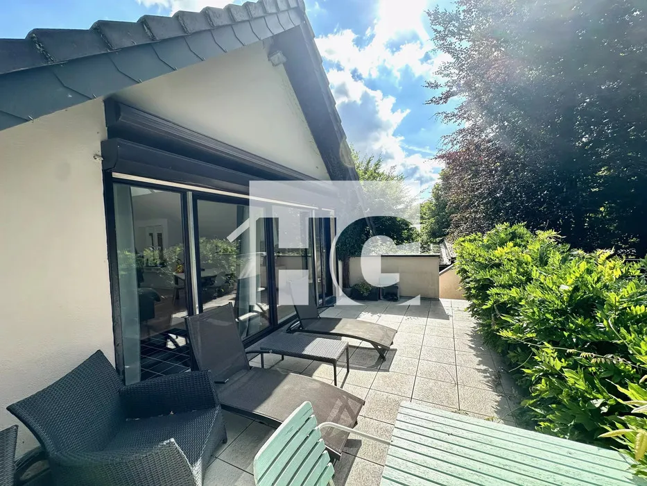 Terrasse - Maison de 6 Chambres au Calme à Eischen