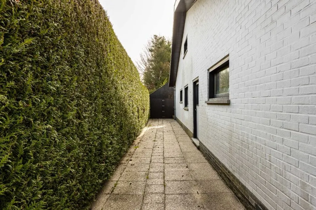 Extérieur - Maison Individuelle à Rénover dans un Cadre Calme à Harelbeke