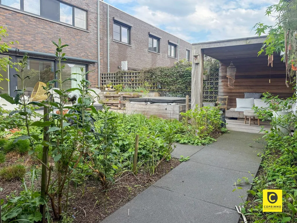 Jardin - Maison Moderne avec Terrasse à Niel