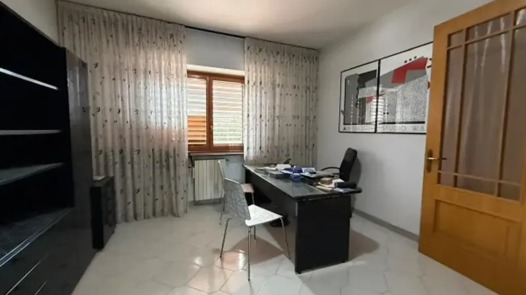 Bureau - Ground Floor Apartment with Garden in Benevento