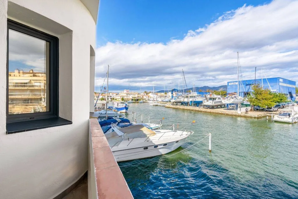 Terrace - Luxury Apartment with Marina Access in Empuriabrava