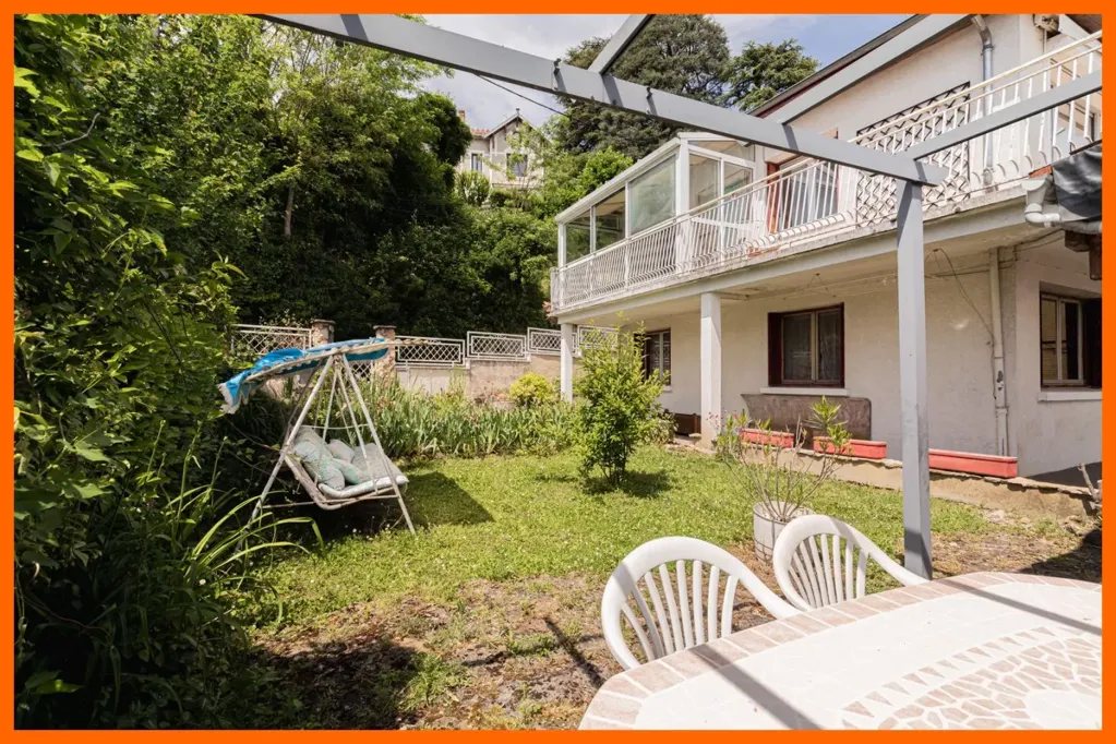 Terrasse - Maison avec Jardin et Vue Dégagée à Neyron