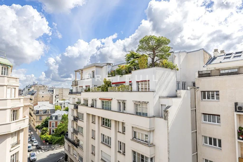 Balcony - Art Deco Flat with Balcony in Auteuil