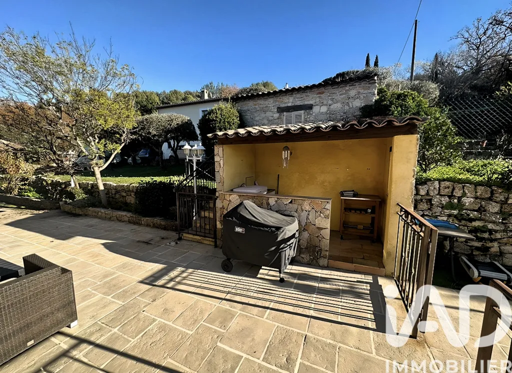 Terrasse - Maison Traditionnelle avec Piscine à Grasse