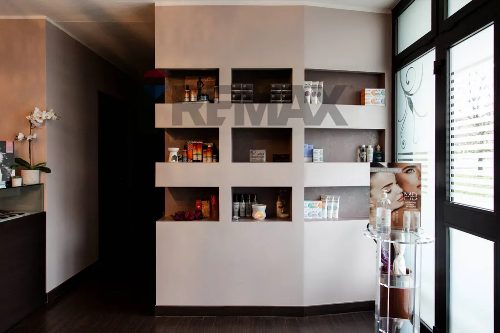 Pièces - Commercial Space with Parking in Concorezzo