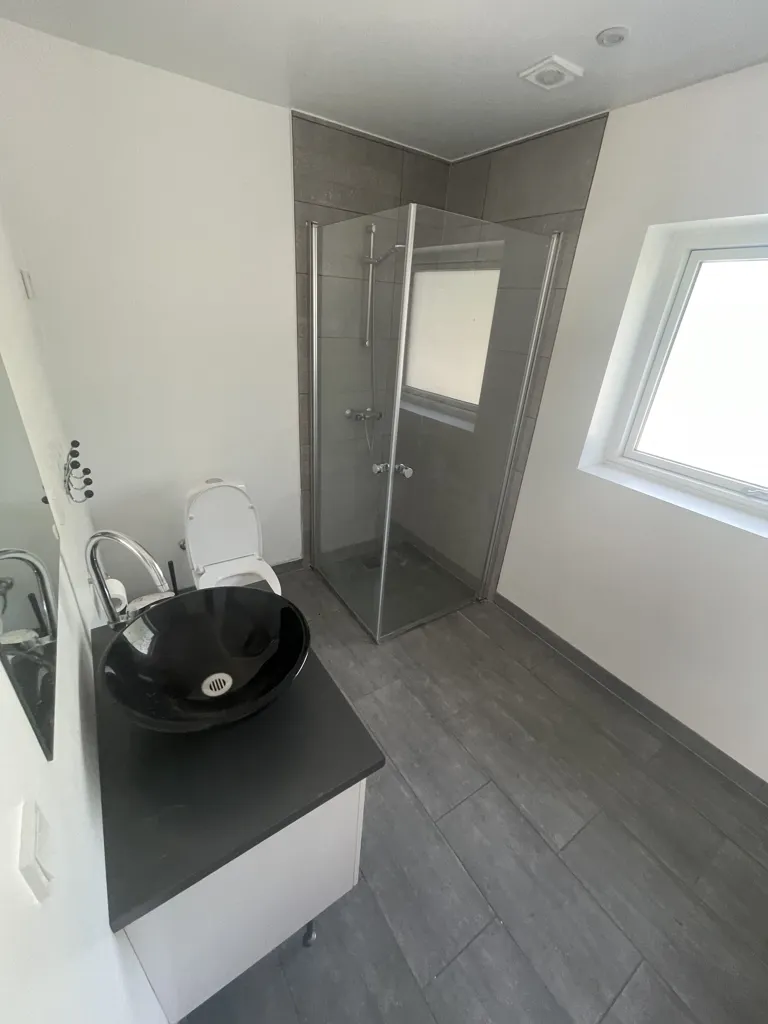 Vannitoad - Furnished 2-Bedroom Apartment in Hasselager