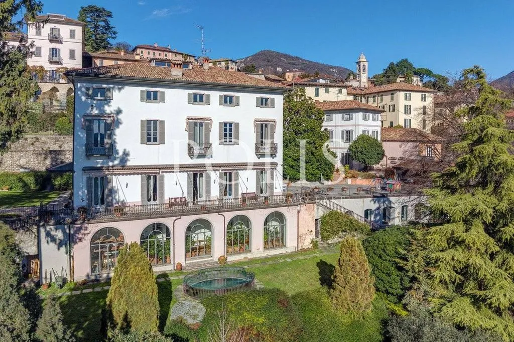 Õhuvaade - Historic Villa with Lakeside Views in Como