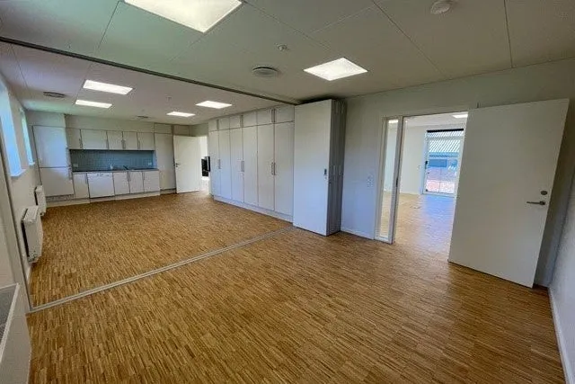 Bureau - Office/Showroom with Workshop in Central Location