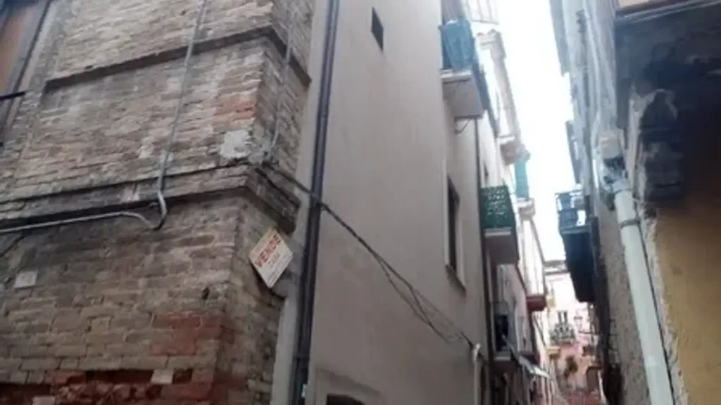 Aed - 4-Storey House with Panoramic View in Lanciano