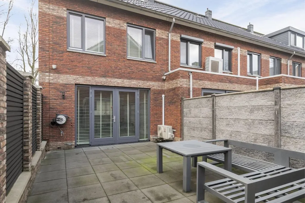 Jardin - Modern Corner House with Garden in Zaandam