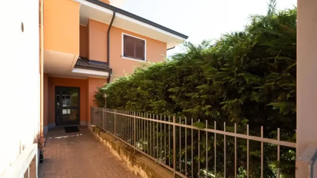 Esik - Ground Floor Apartment with Garden in Cameri