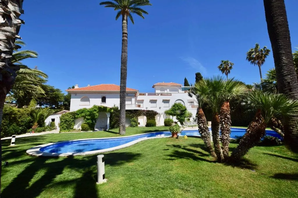 Aed - Luxury Villa with Pool in Antibes