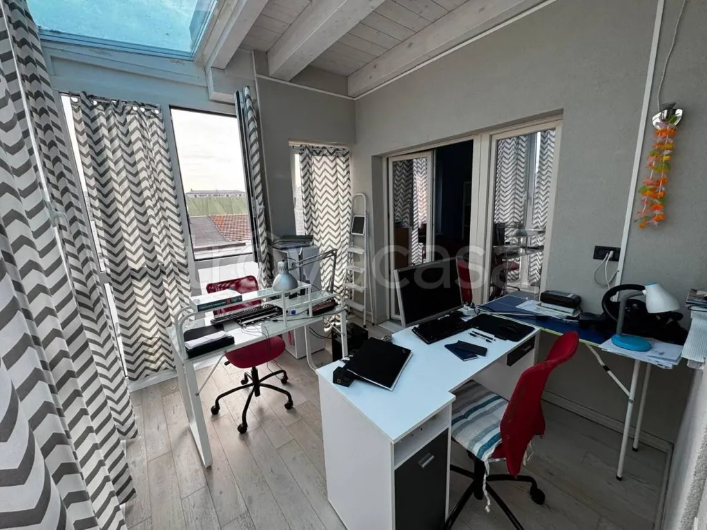 Bureau - Rear-Access Villa with Garden in Torino