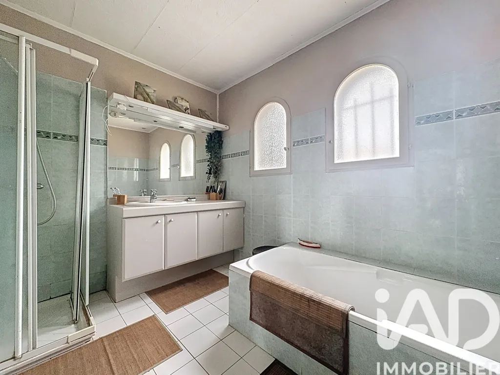 Salles de bain - Maison de Plain-Pied avec Jardin à Quarante
