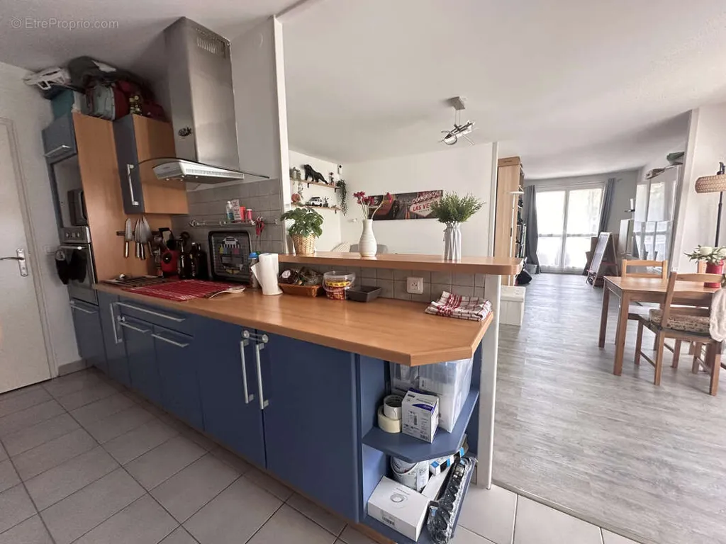 Köök - Bright 4-Bed Flat with Balcony in City Centre
