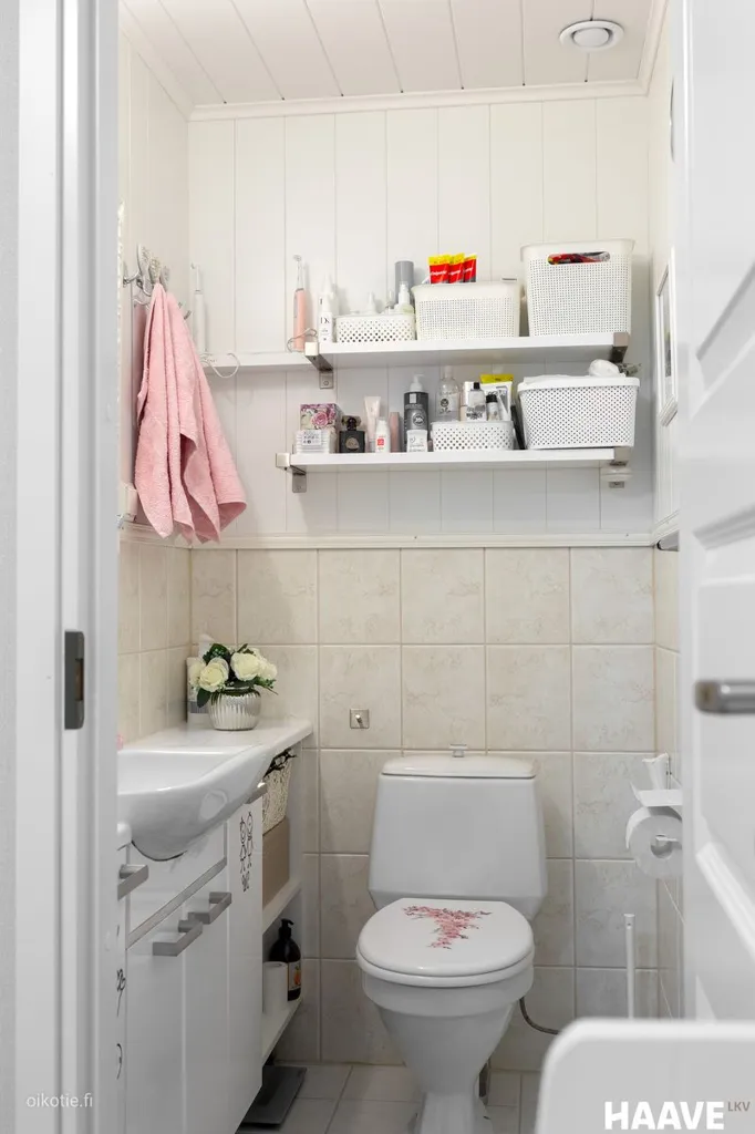 Bathrooms - Modernised Flat with Sauna in Uusiniitty