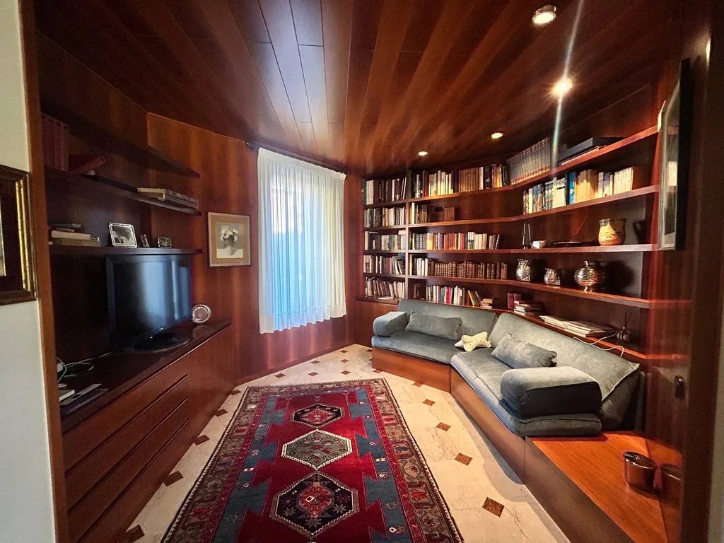 Bureau - Luxury Villa with Private Garden in Como