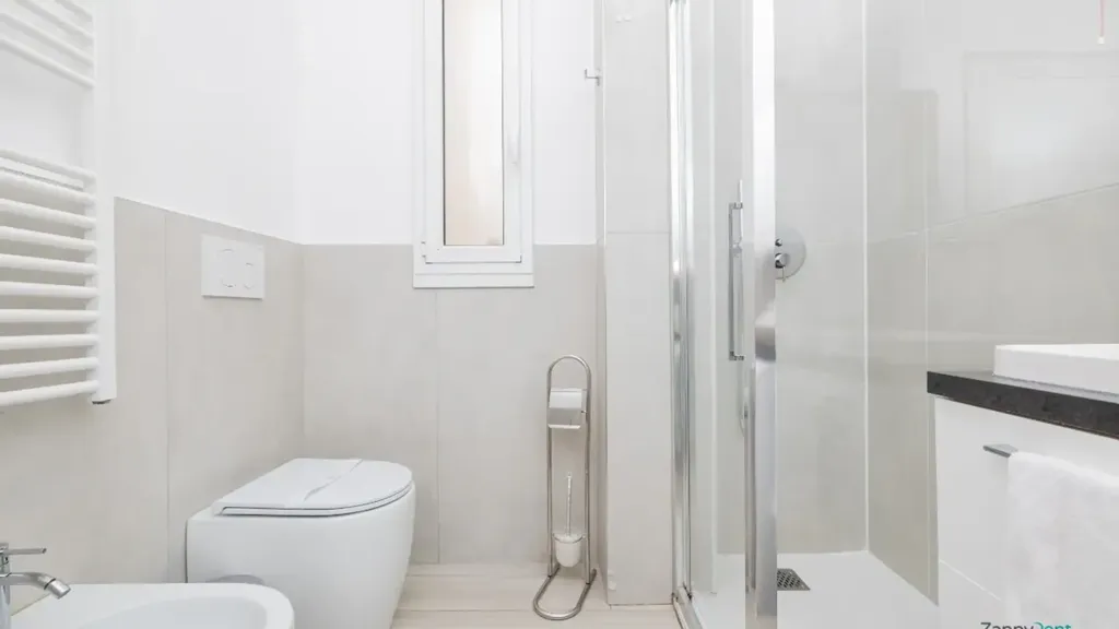 Salles de bain - Brightly Laid-out Flat with Balcony in Milan