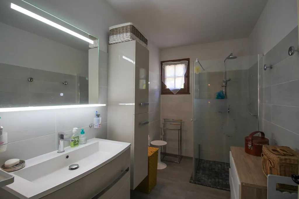 Salles de bain - Villa de Plain-pied avec Vue Montagne à Montbrun-les-Bains