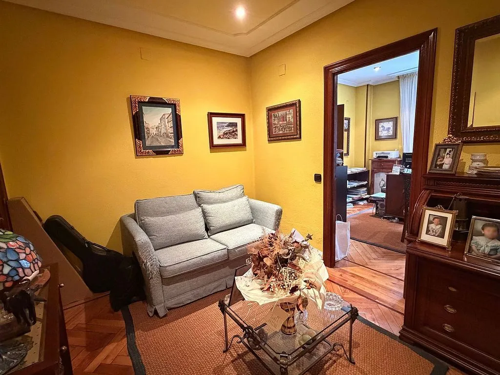 Soggiorno - Spacious Apartment with Dual Entrances in Mieres