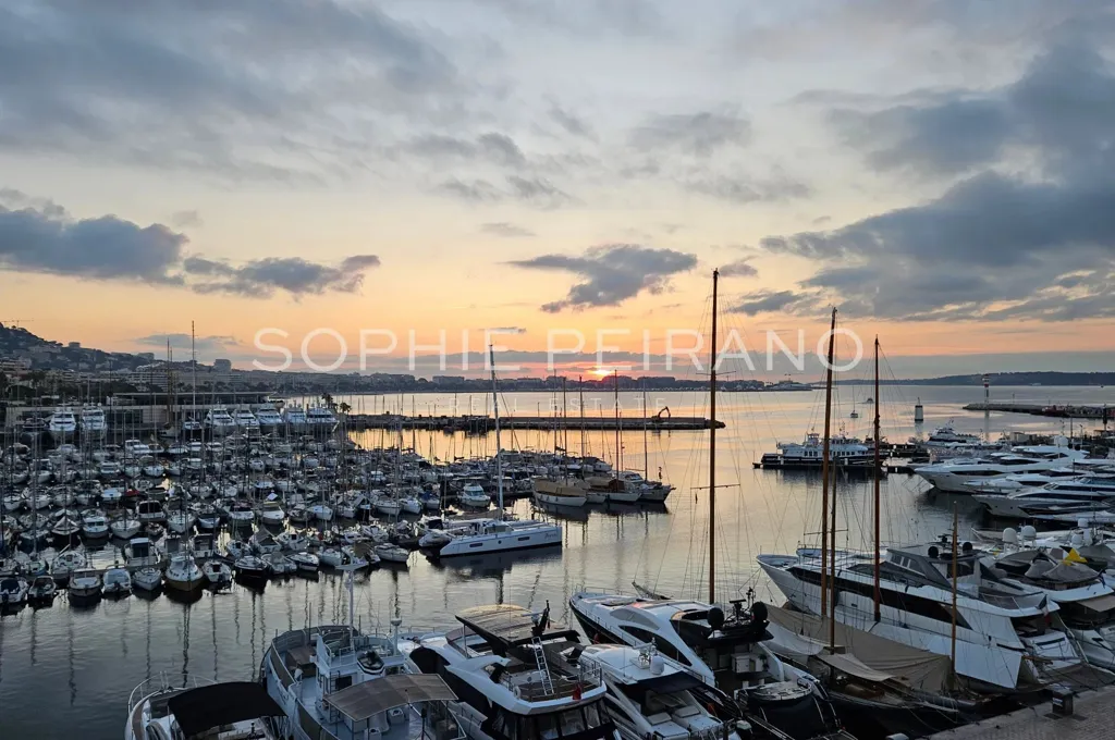 Terrace - Renovated Penthouse with Sea View in Cannes