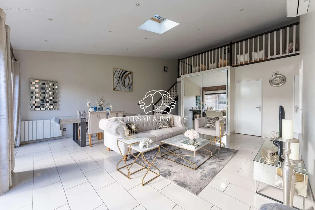 Elutuba - Apartment with Balcony in Decines-Charpieu