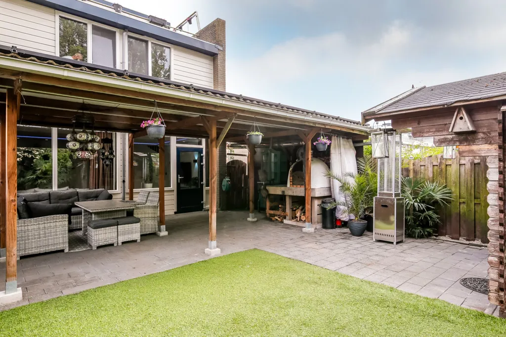 Terrasse - Modern Corner House with Solar Panels in Atolwijk