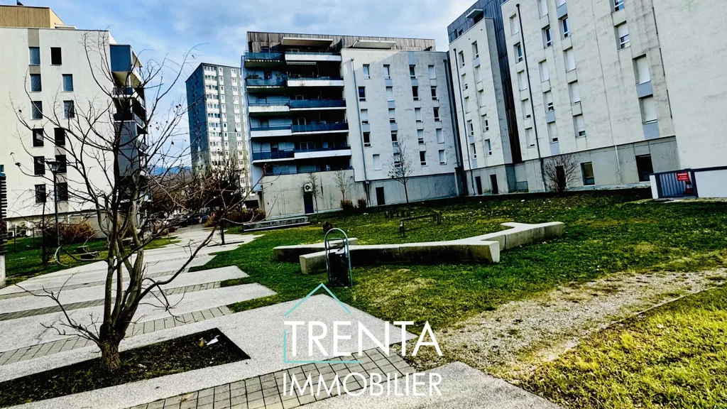 Aed - 4-Bed Flat with South Terrace in Échirolles