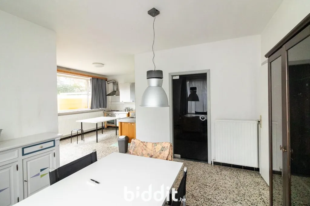 Söögituba - Renovatable House with Garage in Hasselt
