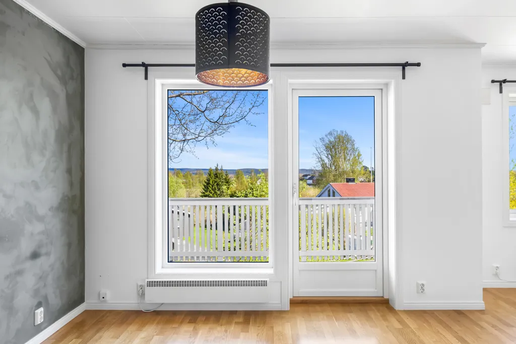 Elutuba - Well-Maintained 3-Bed Flat with Garage in Family-Friendly Area
