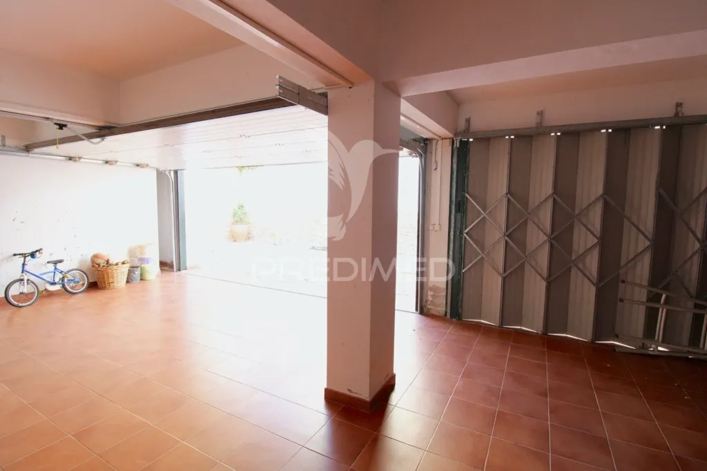 Garage - House with Pool in Proximity to Faro