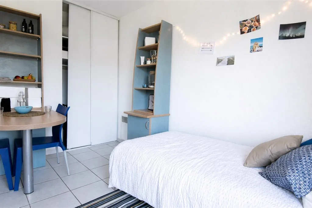 Chambres - Appartement Meublé avec Loggia à Bron