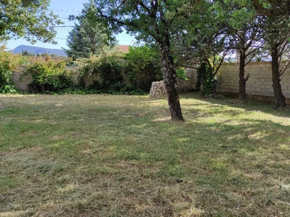 Jardin - Terrain Viabilisé dans un Quartier Calme à Gareoult