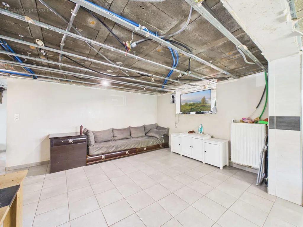 Garage - Three-Level House with Terrace in Chambéry