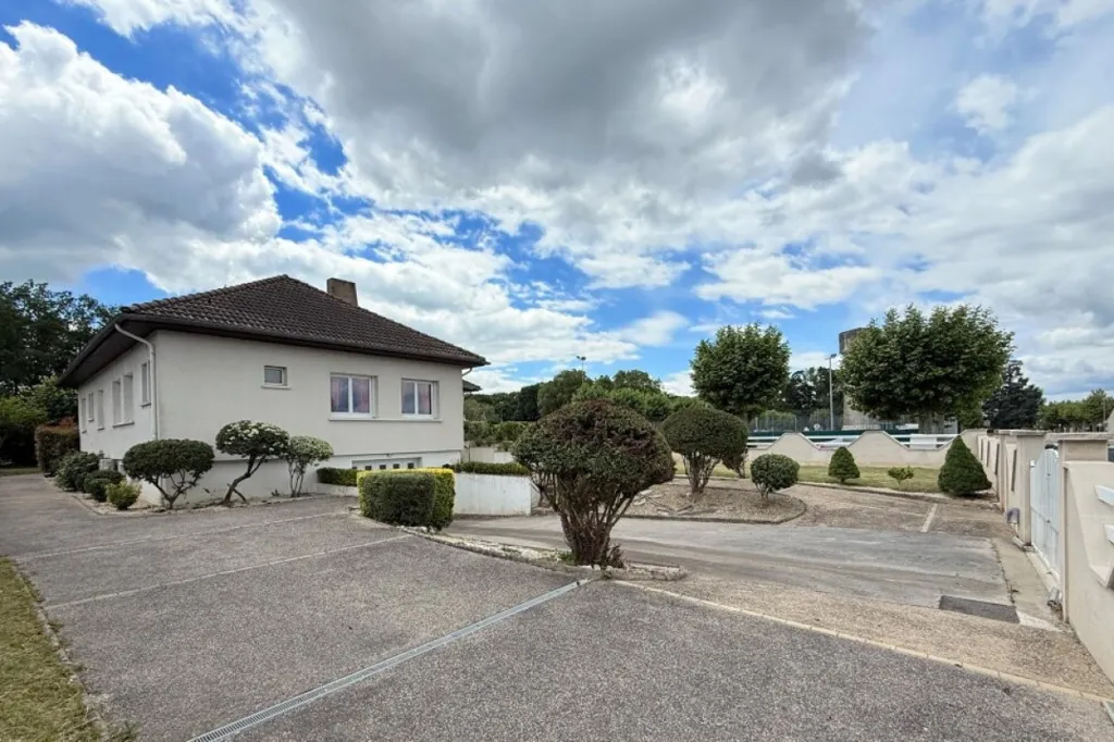 Välivaade - Charming Villa with Castle View in Pierre-de-Bresse