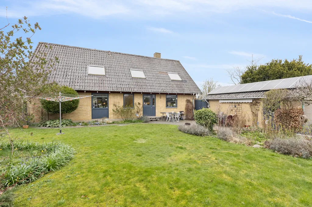 Jardin - Spacious Villa in Bjert with Community Access