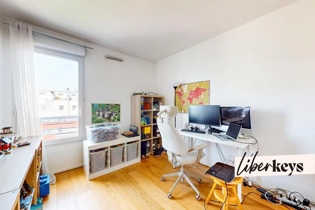 Studio - Spacious 5-Bedroom Flat with Balcony in Bondy