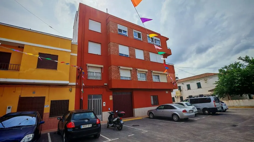 Exterior - Apartment with Balcony in Canals