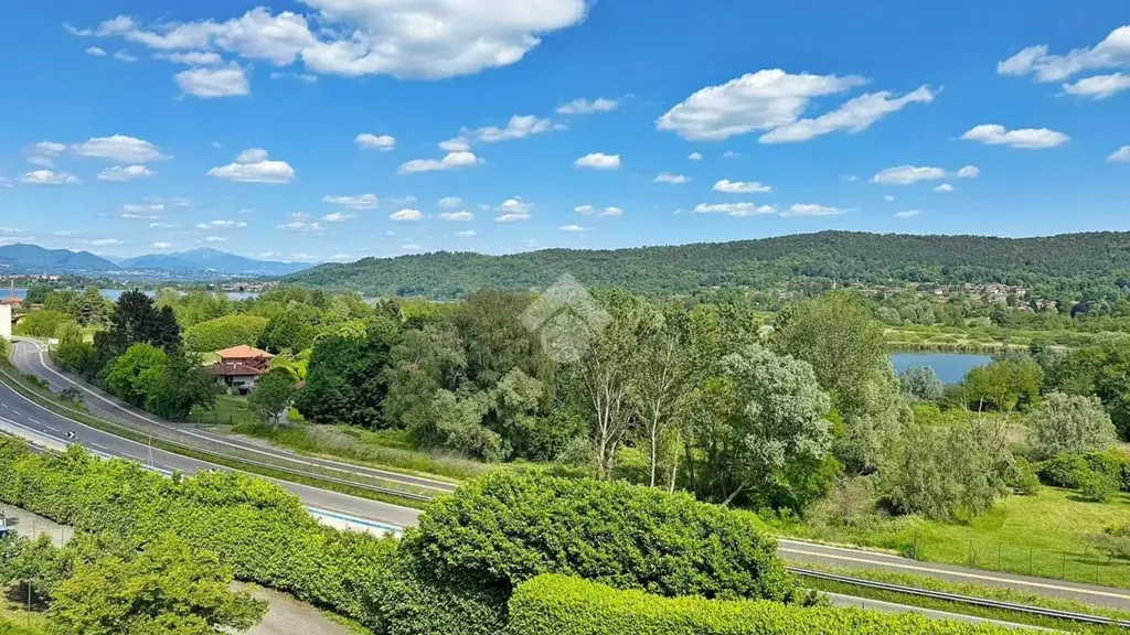 Rõdu - Rented Duplex with Lake View in Mercallo